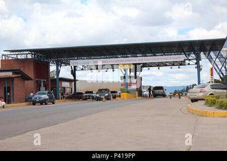 Aduana na cidade de Santa Elena fare Uairen, primeira cidade da Venezuela na fronteira com Roraima, no Brasil. Foto Stock