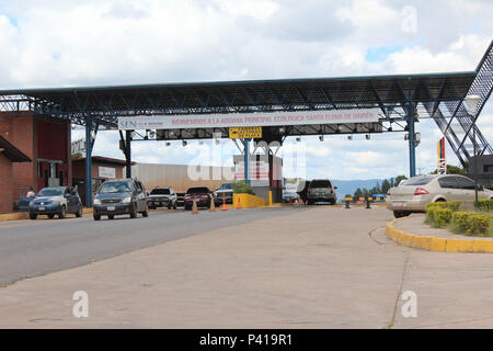 Aduana na cidade de Santa Elena fare Uairen, primeira cidade da Venezuela na fronteira com Roraima, no Brasil. Foto Stock