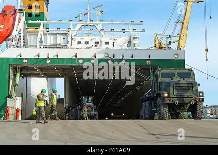 Marines veicoli guida off a British roll on roll off nave presso il porto di Riga, Lettonia, prima di spostare gli elementi di Adazi base militare dal convoglio il 4 giugno. Gli Stati Uniti Marines sono attualmente in Lettonia a partecipare in esercizio Saber Strike 16 per dimostrare le loro capacità collettive per spostare truppe ed equipaggiamenti e mostrare il loro costante sostegno di alleato della NATO paesi. (U.S. Esercito foto di Sgt. Paige Behringer, decimo premere Camp la sede centrale) Foto Stock