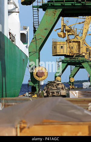 Marines veicoli guida off a British roll on roll off nave presso il porto di Riga, Lettonia, prima di spostare gli elementi di Adazi base militare dal convoglio il 4 giugno. Gli Stati Uniti Marines sono attualmente in Lettonia a partecipare in esercizio Saber Strike 16 per dimostrare le loro capacità collettive per spostare truppe ed equipaggiamenti e mostrare il loro costante sostegno di alleato della NATO paesi. (U.S. Esercito foto di Sgt. Paige Behringer, decimo premere Camp la sede centrale) Foto Stock