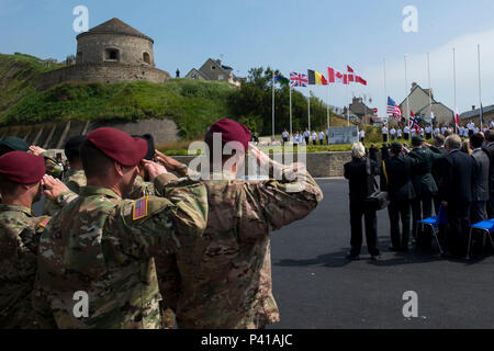 PORT EN BESSIN, Francia (Giugno 06, 2016) DEGLI STATI UNITI Soldati salutate il cerimoniale di innalzamento della bandiera americana 6 giugno durante la quarantasettesima Royal Marine Commando monumento cerimonia per onorare i sacrifici dei veterani della Seconda guerra mondiale. Più di 380 service membri provenienti da Europa e affiliati D-Day unità storiche partecipano al 72anniversario come parte della Joint Task Force D-Day 72. La Task Force, basato in Sainte Mere Eglise, Francia, è il supporto di eventi locali attraverso la Normandia, dal 30 maggio - 6 Giugno , 2016 per commemorare il generoso delle azioni da parte di tutti gli alleati sul D-Day che continuano a risuonare 72 anni più tardi. Foto Stock