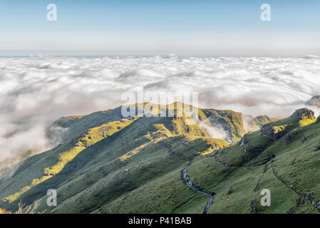 Vista dal sentiero di sentinella per le Tugela Falls nel Drakensberg. Il punto di partenza presso il parcheggio auto è visibile Foto Stock