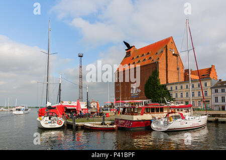 Stralsund, Germania - 12 Maggio 2018: nel porto di Stralsund con persone non identificate. Stralsund è famosa per il suo centro storico, il suo ricco patrimonio è honore Foto Stock