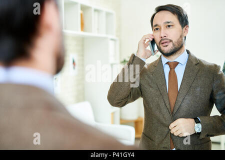Imprenditore di successo che parla al telefono Foto Stock