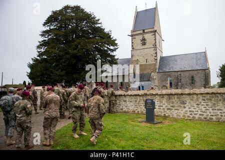 160601-N-AX546-094 ANGOVILLE AU PLAIN, Francia (01 giugno 2016) IL SERVIZIO DEGLI STATI UNITI i membri di arrivare ad una chiesa durante il loro tour della battaglia di Carentan, Giugno 1, che è stato il sito dove due medici dal 101st Airborne trattati soldati feriti durante la seconda guerra mondiale. Più di 380 service membri provenienti da Europa e affiliati D-Day unità storiche partecipano al 72anniversario come parte della Joint Task Force D-Day 72. La Task Force, con sede in Saint Mere Eglise, Francia, è il supporto di eventi locali attraverso la Normandia, dal 30 maggio - 6 Giugno , 2016 per commemorare il generoso delle azioni da parte di tutti gli alleati sul D-Day Foto Stock