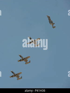 Quattro A-10 Thunderbolt II di Whiteman Air Force Base, Mo., volare in formazione su Davis-Monthan Air Force Base, Ariz., Giugno 1, 2016. A-10's dal 442nd Fighter Wing partecipano nel 2016 Hawgsmoke concorrenza. (U.S. Air Force foto di Airman 1. Classe Ashley N. Steffen/ rilasciato) Foto Stock