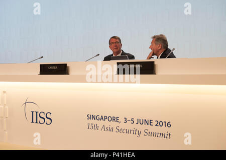 SINGAPORE (Giugno 4, 2016) Segretario della Difesa Ash Carter si prepara a dare le osservazioni di apertura alla XV International Institute for Strategic Studies Asia vertice sulla sicurezza in Singapore, Giugno 4, 2016. (DoD foto di Marina Petty Officer 1. Classe Tim D. Godbee)(rilasciato) Foto Stock