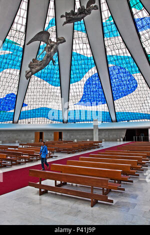 Brasilia - DF Catedral Metropolitana de Brasília Catedral Metropolitana de Nossa Senhora Aparecida Catedral de Brasília Igreja Santuário Religião Fé Crença Oração Reza Visita una Catedral Aparecida Nossa Senhora de Aparecida arquiteto Oscar Niemeyer Oscar Niemeyer Alfredo Ceschiatti Arquitetura de Oscar Niemeyer Brasilia Distrito Federal Brasil anjos Sacras Imagens arte Vitrais Foto Stock
