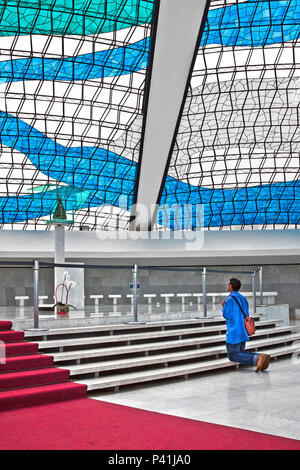 Brasilia - DF Catedral Metropolitana de Brasília Projetada pelo arquiteto Oscar Niemeyer arquiteto Oscar Niemeyer Oscar Niemeyer Catedral Metropolitana de Nossa Senhora Aparecida Catedral de Brasília Dante Croce escultor Alfredo Ceschiatti Fé Religião Crença Oração Igreja Aparecida Nossa Senhora de Aparecida Brasília Distrito Federale Brasilia Foto Stock