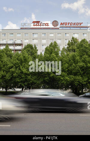 Berlino, Germania, Plattenbau e pubblicità per la Tatra Motokov nel Karl-Marx-Allee in Berlin-Mitte Foto Stock