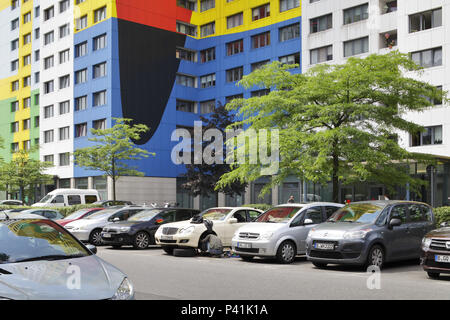 Berlino, Germania, riparazioni uomo la sua auto in Franz-Jacob-Strasse in Berlin-Fennpfuhl Foto Stock