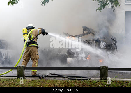 Berlino, Germania, Loescharbeiten su un motorhome speso in Rummelsburger bay Foto Stock