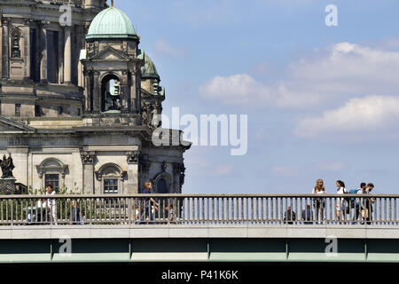 Berlino, Germania, turisti sul Karl Liebknecht Bridge e la Cattedrale di Berlino in Berlin-Mitte Foto Stock