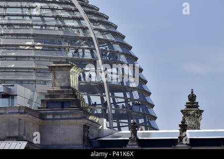 Berlino, Germania, visitatori e cupola del Reichstag nel Berlin-Tiergarten Foto Stock