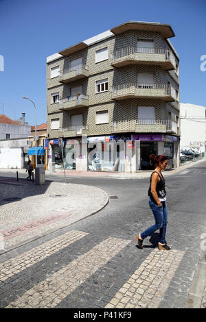 Caldas da Rainha, Portogallo, edifici residenziali e passanti in Caldas da Rainha Foto Stock