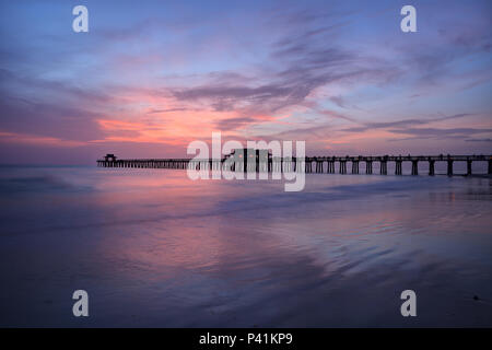 Rosa e viola il tramonto sul Molo di Napoli in estate in Naples, Florida Foto Stock