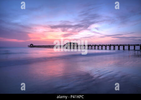 Rosa e viola il tramonto sul Molo di Napoli in estate in Naples, Florida Foto Stock