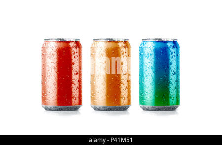 Colori vuota di soda di alluminio può mockup con gocce, rendering 3d. Vuoto frizzante fresca imballaggio pop mock up con la condensa, isolata. Conserve di gocciolamento bere modello. Foto Stock