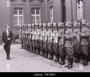 HITLER PASANDO REVISTA A LA TROPA ALEMANA - 1935. Foto Stock