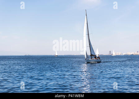 Izmir, Turchia - 24 Settembre 2017: Golfo di Izmir Festival vi sono quattro barche a vela sul mare e alcune persone su di esso. Foto Stock