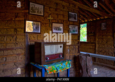 Grota de Angicos - Sergipe Casa de maria Bonita Casa de Lampião Sertão de Sergipe Angicos Grota de Angicos Virgulino Ferreira da Silva vulgo Lampião Lampião Sergipe Brasil História Antiguidade Radio Sala da casa de Maria Bonita Foto Stock