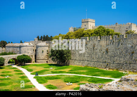 Le pareti e i giardini della città vecchia di Rodi isole DODECANNESO Grecia Europa Foto Stock