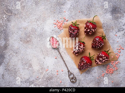 Fragole al cioccolato, deliziosi dessert Foto Stock