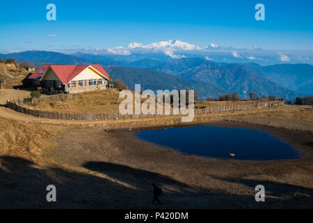 Paesaggio di trekkers Tonglu hut e Kangchenjunga mount durante il cielo blu tempo di giorno. Questo posto è la via di mezzo a Sandakphu, nord dell India Foto Stock