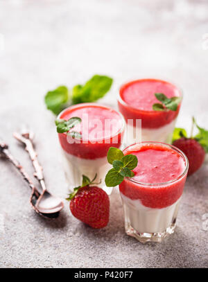 Deliziosi dessert panna cotta con fragole Foto Stock