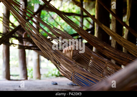 Rio do Peixe - Bonito - Mato Grosso do Sul Data 14/10/2009 Redário Descanso Rede de tiras de couro Rede pantaneira Rede de Descanso Rio do Peixe Bonito Mato Grosso do Brasil Pantanal Foto Stock