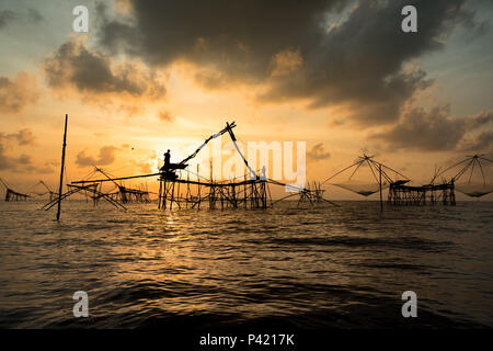 Yokyor è vecchio stile per la pesca del popolo Thai in Pak Pra Village, silhouette oggetto, sunrise momento in Phatthalung, Thailandia. Foto Stock