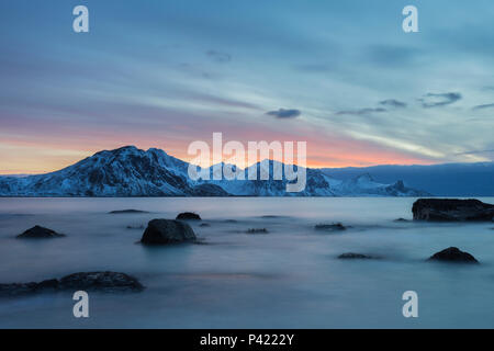 Tramonto sulla spiaggia di Haukland. Lofoten, Norvegia. Foto Stock