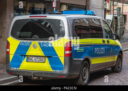 Freiburg im Breisgau, Germania - 31 dicembre 2017: close up di una macchina della polizia tedesca parcheggiato in una strada a una giornata invernale Foto Stock