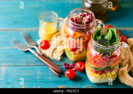 In casa sani Mason Jar insalata con ceci, mais, carote, cetrioli, peperoni, radicchio, rucola e spinaci - cibo sano, la dieta o disintossicante, Veg Foto Stock