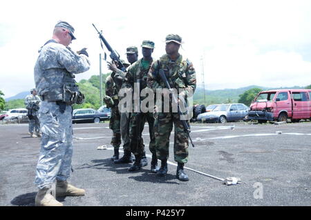 Sgt. 1. Classe Curt Kinker incarica i membri del Grenada speciale unità di servizio in camera durante gli esercizi di compensazione a perle Aeroporto in Grenada, 7 giugno 2016. L'esercizio era parte della fase Tradewinds I campo esercizio detenute da giugno 05-14 in Grenada. Tradewinds 2016 è un comune esercizio combinato condotta in collaborazione con i paesi partner per migliorare la capacità collettiva delle forze di difesa e constabularies per contrastare la criminalità transnazionale organizzata e al comportamento/umanitario Disaster Relief Operations. Foto di esercito nazionale Guard Sgt. Jason Drager. Foto Stock