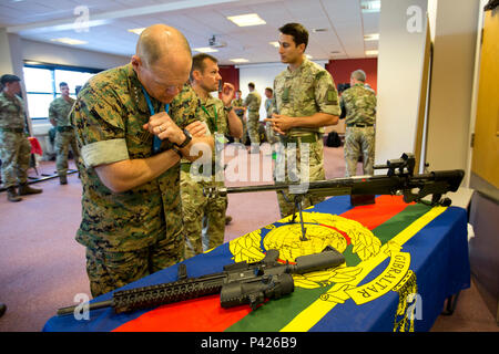 Il comandante del Marine Corps, Gen. Robert B. Neller, guarda al Royal Marines' armi a Sua Maestà la base navale, Clyde, Scozia, Giugno 2, 2016. Neller visitato il 43 Commando della flotta del gruppo di protezione Royal Marines per visualizzare le loro attrezzature e capire la loro funzionalità. (U.S. Marine Corps photo by Staff Sgt. Gabriela Garcia/rilasciato) Foto Stock