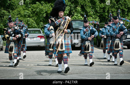 I membri del Massachusetts State Police Pipe and Drum Corps guidano il 368th Engineer Battalion durante una cerimonia di schieramento al Saint Anselm College di Manchester, New Hampshire, il 2 giugno 2016. La cerimonia include il rivestimento della bandiera del battaglione e la preparazione per l'addestramento pre-schieramento a Fort Bliss, Texas, prima dello schieramento in Kuwait per l'operazione Enduring Freedom. Molti soldati dell'unità provengono dal Massachusetts e dai vicini stati del New England, riflettendo il supporto locale e la tradizione della riserva dell'esercito. Foto Stock