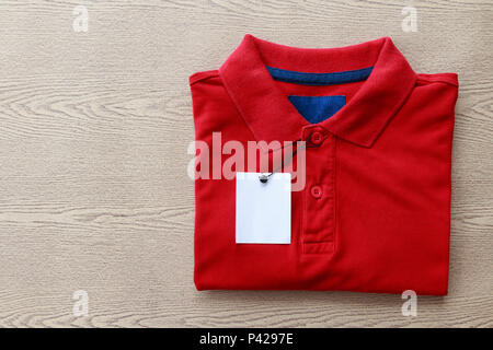 Vicino Polo shirt messo sul tavolo in legno Foto Stock