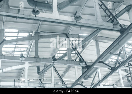 Sistema di ventilazione con le luci sul soffitto del capannone industriale Foto Stock