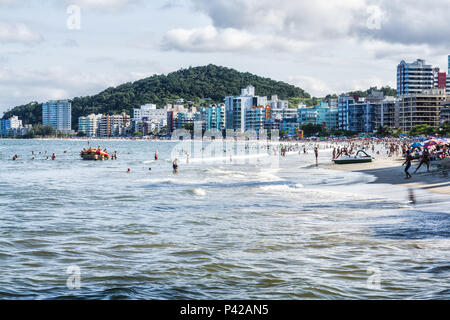Praia Central na temporada de verão. Itapema, Santa Catarina, Brasile. Foto Stock