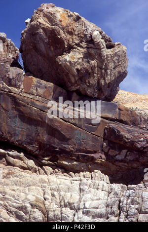 Pedra sobre penhasco Praia Brava, Arraial do Cabo Rio de Janeiro Brasil. Foto: JoÃ£o FÃ¡vero/Fotoarena Foto Stock