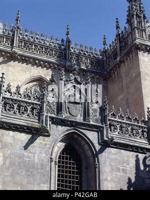 DETALLE DE LA FACHADA - ESCUDO DE ARMAS DE LOS REYES CATOLICOS - REMATES ESCUDO Y CON EL YUGO y las Flechas. Posizione: CATEDRAL-capilla real-esterno, Granada, Spagna. Foto Stock