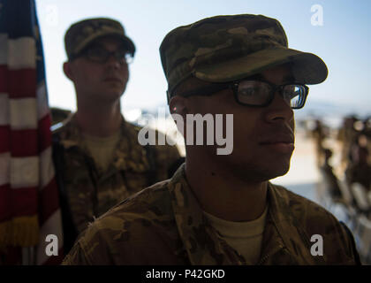 Airman 1. Classe Christian Higgins, 455th Air Expeditionary ala guardia d'onore gli stati, sorge a parade di riposo prima di inviare i colori durante il 455th AEW modifica del comando cerimonia al Bagram Airfield, Afghanistan, Giugno 03, 2016. Come guardsman essi dimostrano la dedizione e impegno e precisione, nonché abile esecuzione del cerimoniale di Trapani. (U.S. Air Force foto di Senior Airman Justyn M. Freeman) Foto Stock