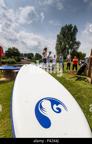 Stand Up Paddle boarding con ispirare a avventura sul fiume Wye a Monmouth. Foto Stock