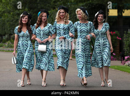 Il Tootsie rulli comportano per i fotografi durante il giorno due di Royal Ascot a Ascot Racecourse. Foto Stock