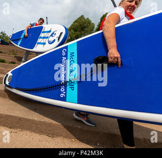 Stand Up Paddle boarding con ispirare a avventura sul fiume Wye a Monmouth. Foto Stock