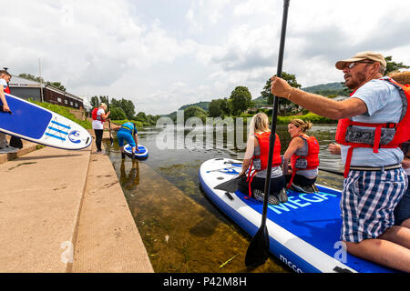 Stand Up Paddle boarding con ispirare a avventura sul fiume Wye a Monmouth. Foto Stock