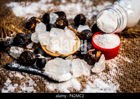 Close up di allume cristallizzato,allume di potassio e la sua polvere con dado di sapone,Sapindus e sale,cloruro di sodio sono gli ingredienti tradizionali della toothpa Foto Stock