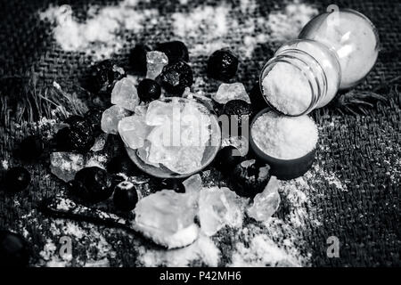 Close up di allume cristallizzato,allume di potassio e la sua polvere con dado di sapone,Sapindus e sale,cloruro di sodio sono gli ingredienti tradizionali della toothpa Foto Stock