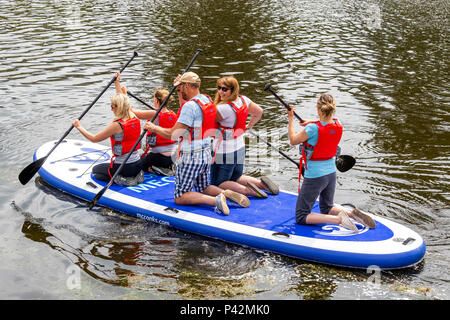 Stand Up Paddle boarding con ispirare a avventura sul fiume Wye a Monmouth. Foto Stock